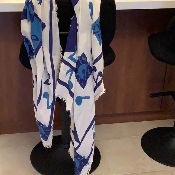 Marc Jacobs large skull scarf! - Picture 4 of 4